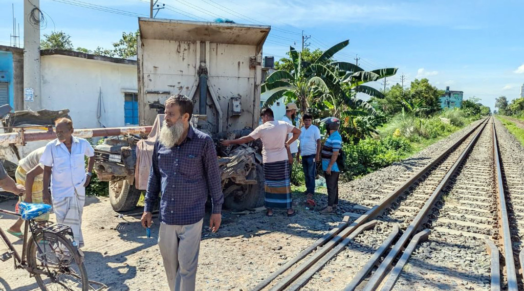 গাজীপুরে ট্রেনের ধাক্কায় ডাম্পট্রাকের চালক ও সহকারী নিহত