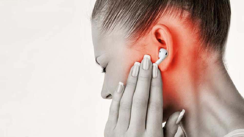 ইয়ারফোনে ডুবে প্রজন্ম, ঝুঁকিতে শ্রবণশক্তি!