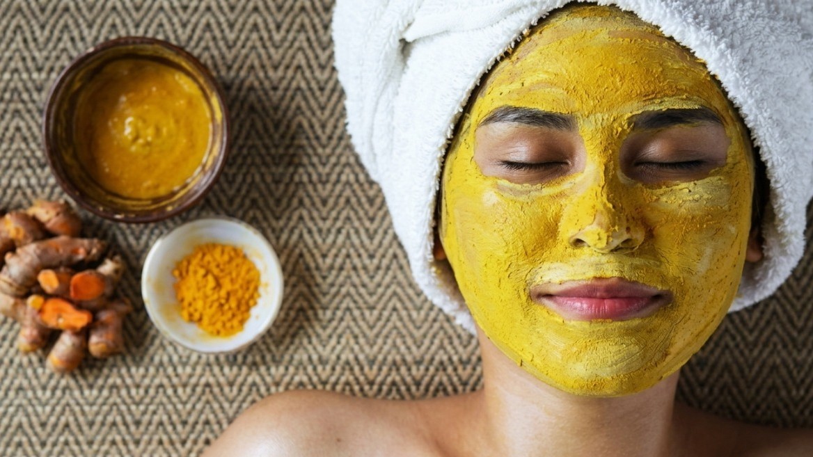 মুখের ত্বকের উজ্জ্বলতা বাড়াতে দুধ ও কাঁচা হলুদের অসাধারণ জাদুকারি ভূমিকা