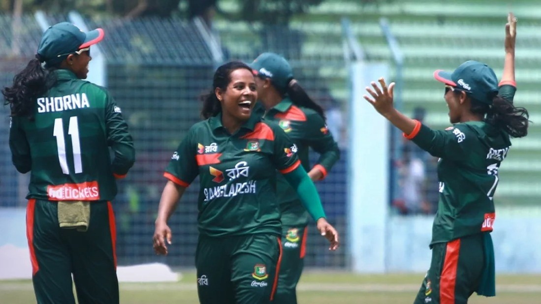 ৪৫ রানে শেষ ৬ উইকেটের পতন: রিতু-রাবেয়াদের তোপে পথ হারাল লঙ্কানরা