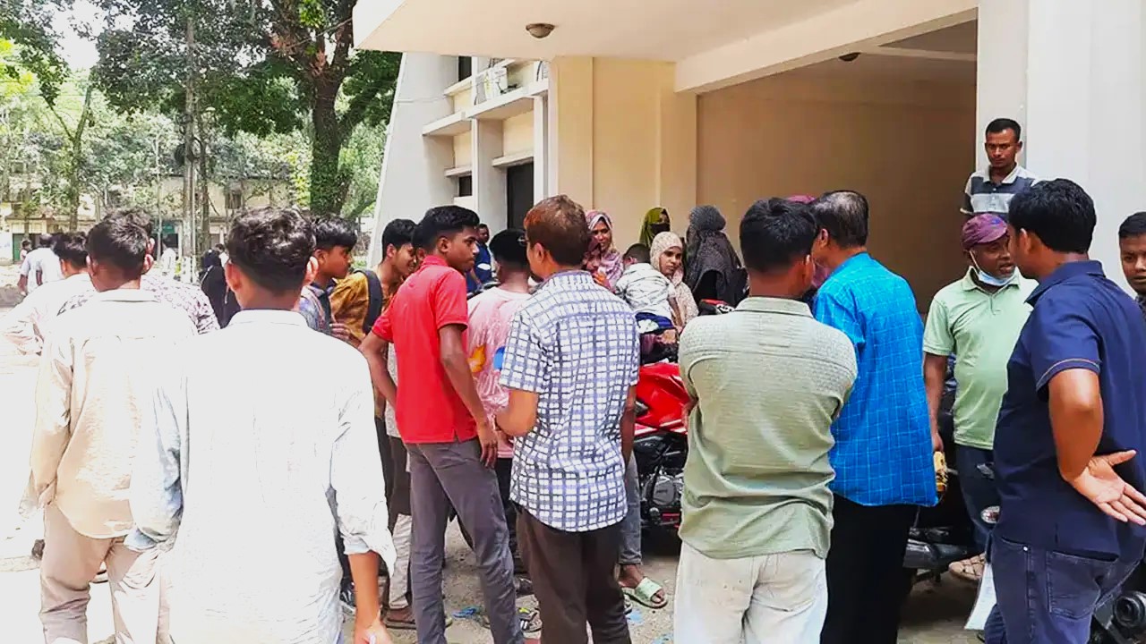 অবরোধ পেরিয়ে শেষমেশ পরীক্ষার হলে ৬৫ পরীক্ষার্থী