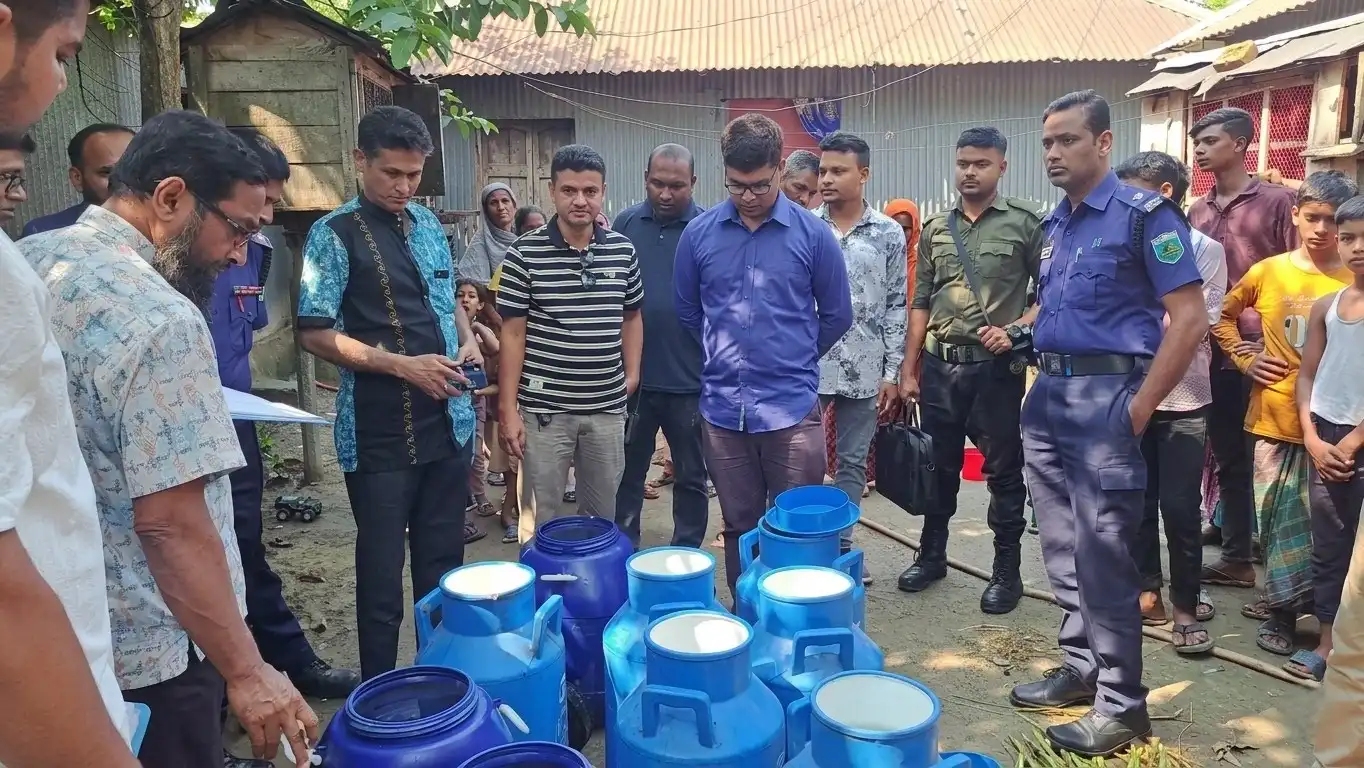 কৃষকদল নেতার বাড়ি থেকে ভেজাল দুধ তৈরির কেমিক্যাল জব্দ
