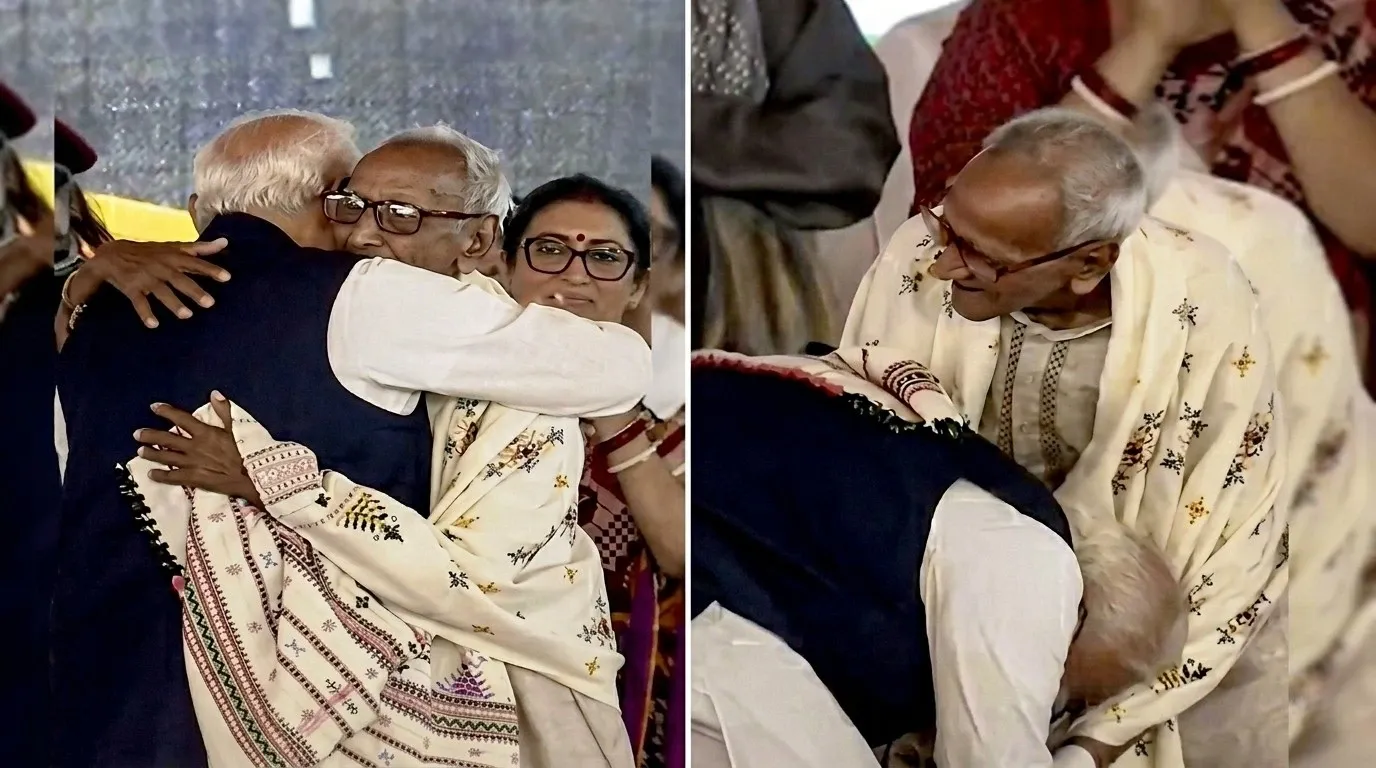 পা ছুঁয়ে প্রণাম করলেন নরেন্দ্র মোদী