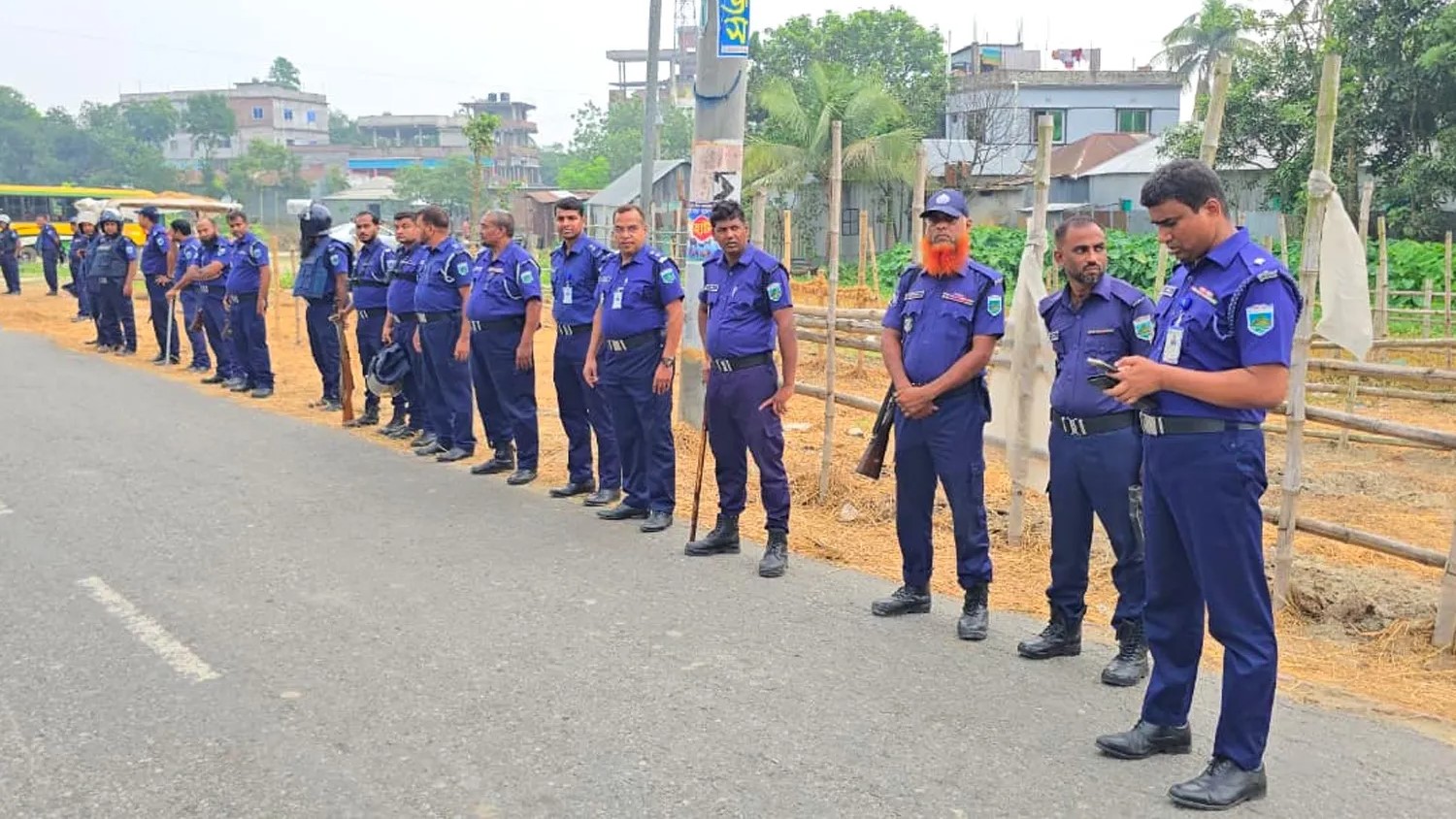 পাবনার সাঁথিয়ায় অস্থায়ী পশুর হাট ইজারাকে কেন্দ্র করে বিএনপি ও জামায়াত নেতাকর্মীদের মধ্যে উত্তেজনা সৃষ্টি হয়েছে। পরিস্থিতি নিয়ন্ত্রণে পাবনার সাঁথিয়ায় অস্থায়ী পশুর হাট ইজারাকে কেন্দ্র করে বিএনপি ও জামায়াত নেতাকর্মীদের মধ্যে উত্তেজনা সৃষ্টি হয়েছে। পরিস্থিতি নিয়ন্ত্রণে