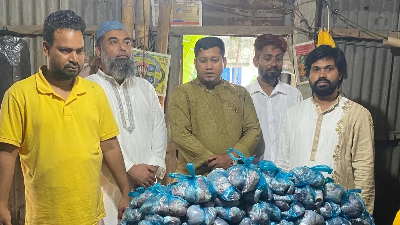 অসহায় মানুষের মাঝে কানেকশন এইডের কোরবানির গোশত বিতরণ