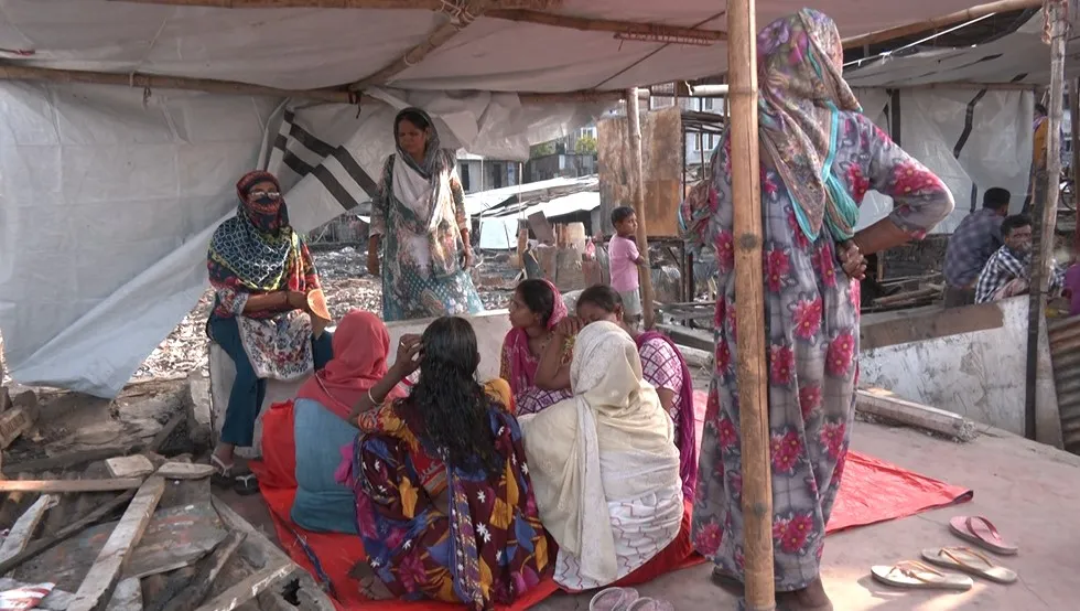 আগুনে ছাই ঘরবাড়ি, রাস্তায় কেটেছে ঈদ; কালশীর পোড়া বস্তিতে মানুষের আর্তনাদ