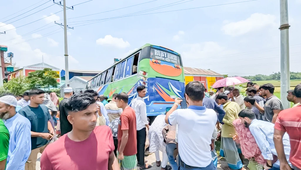 নেত্রকোনায় বাস চাপায় মা-মেয়েসহ প্রাণ হারালেন তিনজন