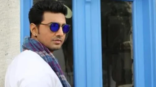 বন্যেরা বনে সুন্দর, শিল্পীরা শিল্পে: দেব