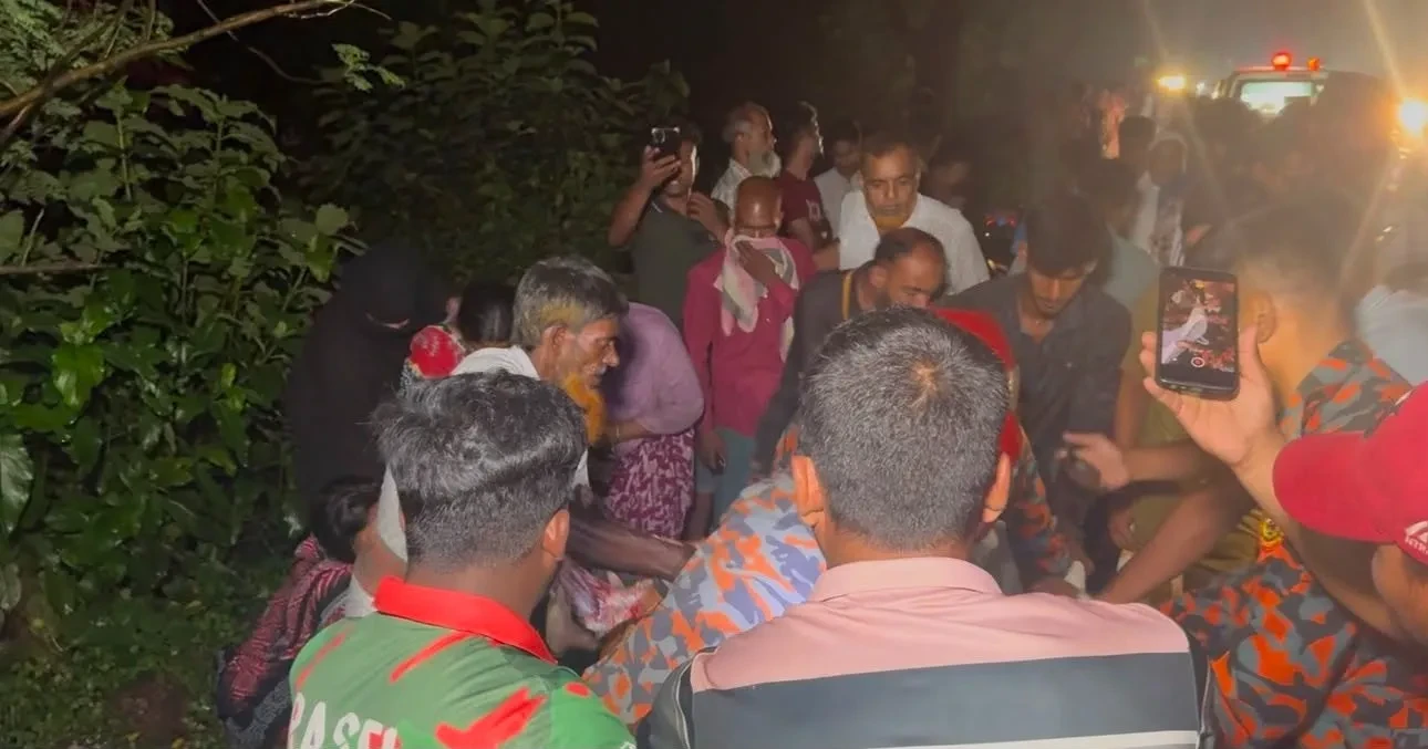 মায়ের কোল থেকে ছিটকে পড়ে শিশুর মৃত্যু