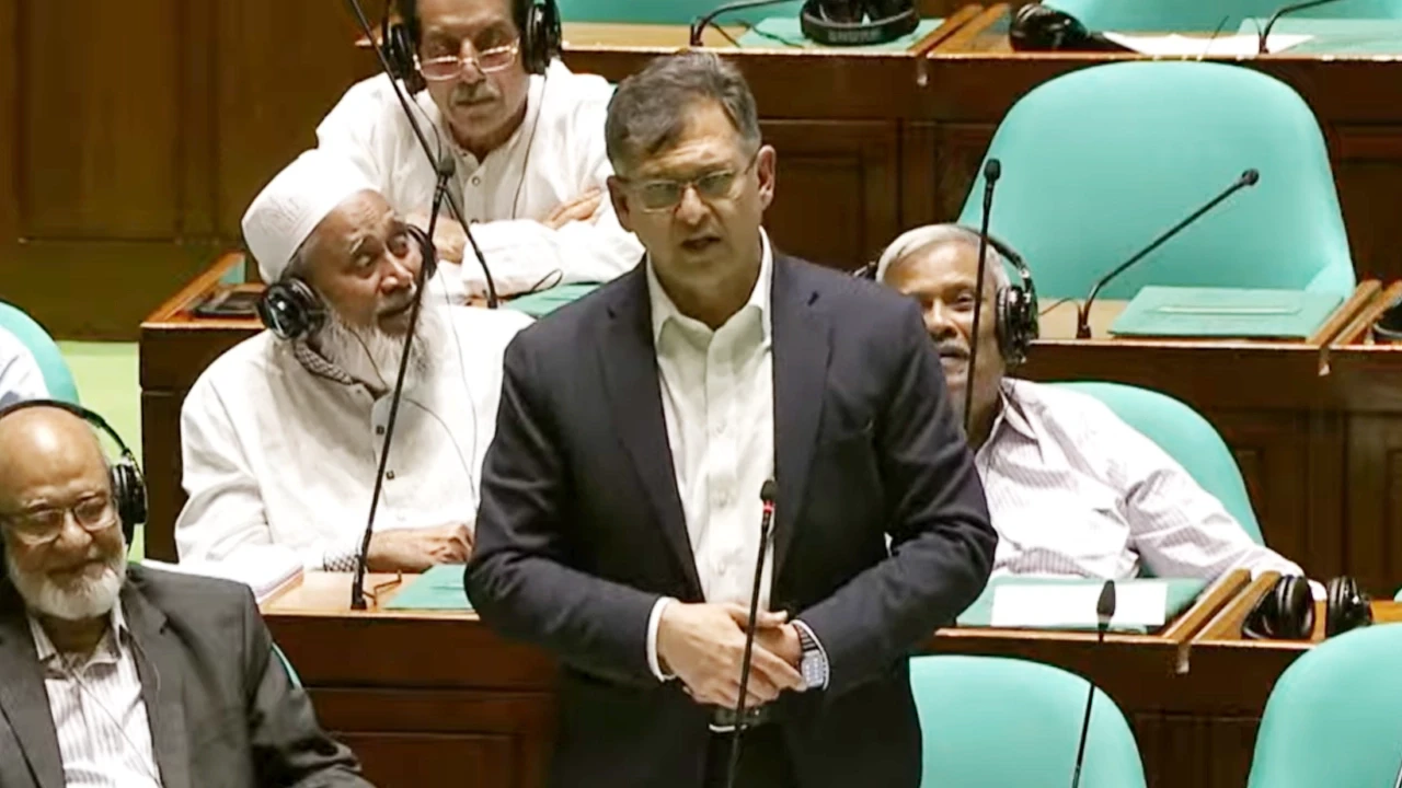 এস আলমের গাড়িতে চড়ে সংবর্ধনা নেওয়ার ব্যাখ্যা দিলেন স্বরাষ্ট্রমন্ত্রী