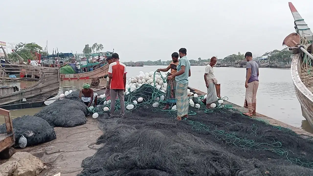 মধ্যরাতে শেষ হচ্ছে ইলিশ শিকারে ৫৮ দিনের নিষেধাজ্ঞা