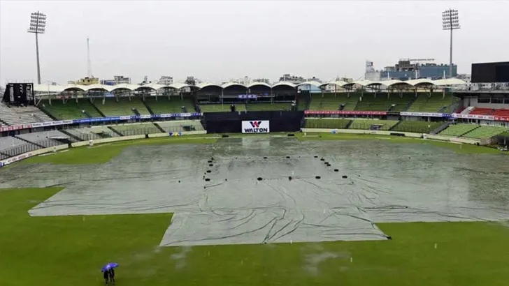 বৃষ্টির কারণে খেলা দীর্ঘ সময় বন্ধ বৃষ্টির কারণে খেলা দীর্ঘ সময় বন্ধ