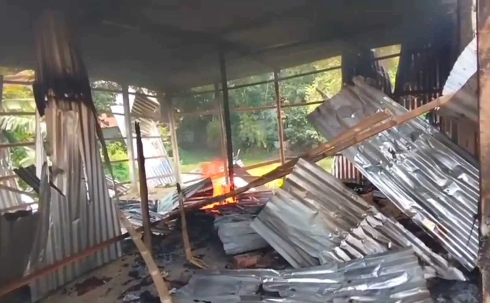 পাবনায় শ্লীলতাহানির অভিযোগে অভিযুক্তের দোকান ও বাড়িতে হামলা