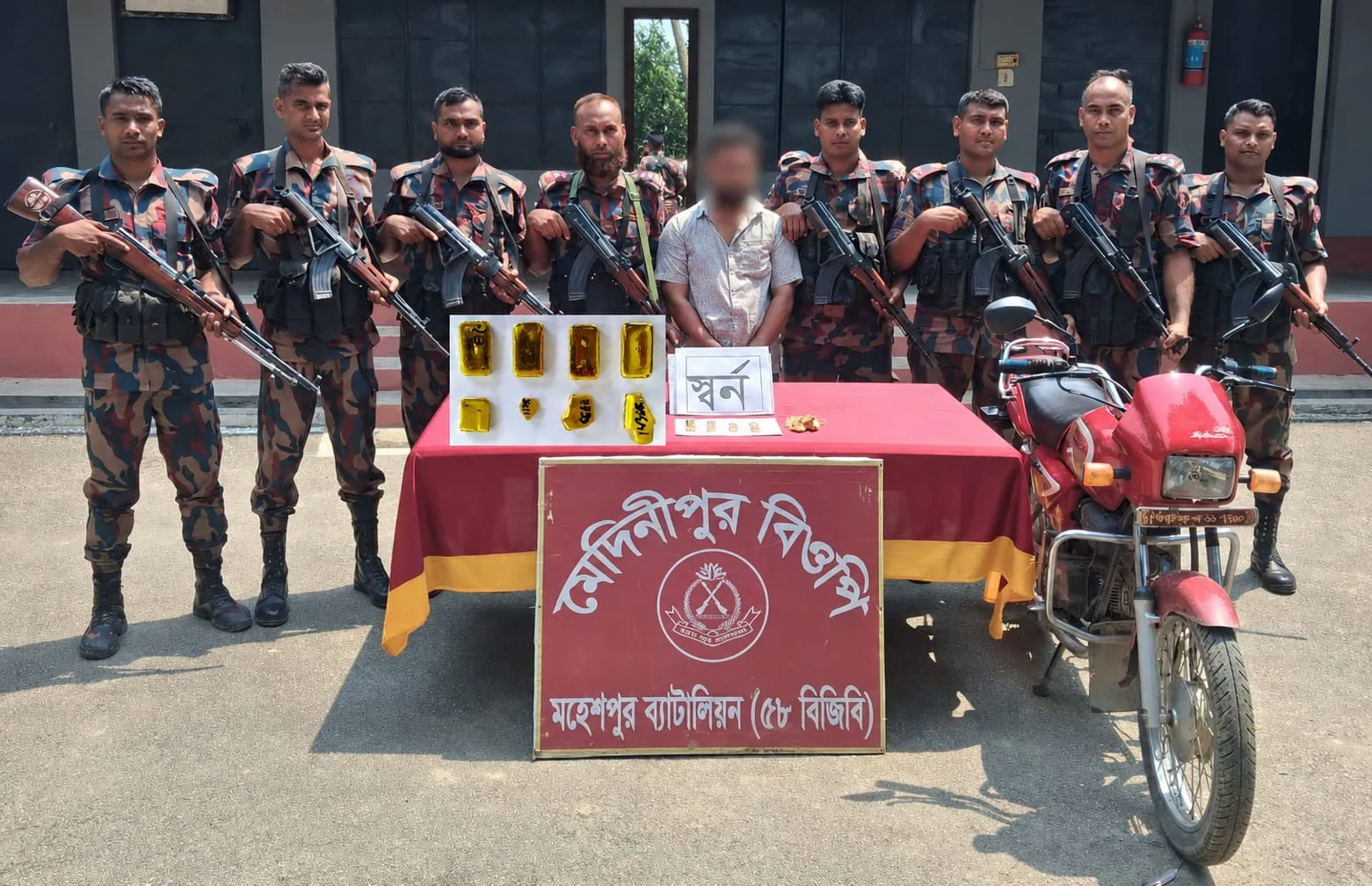 চুয়াডাঙ্গা সীমান্তে ৪ স্বর্ণের বারসহ আটক ১