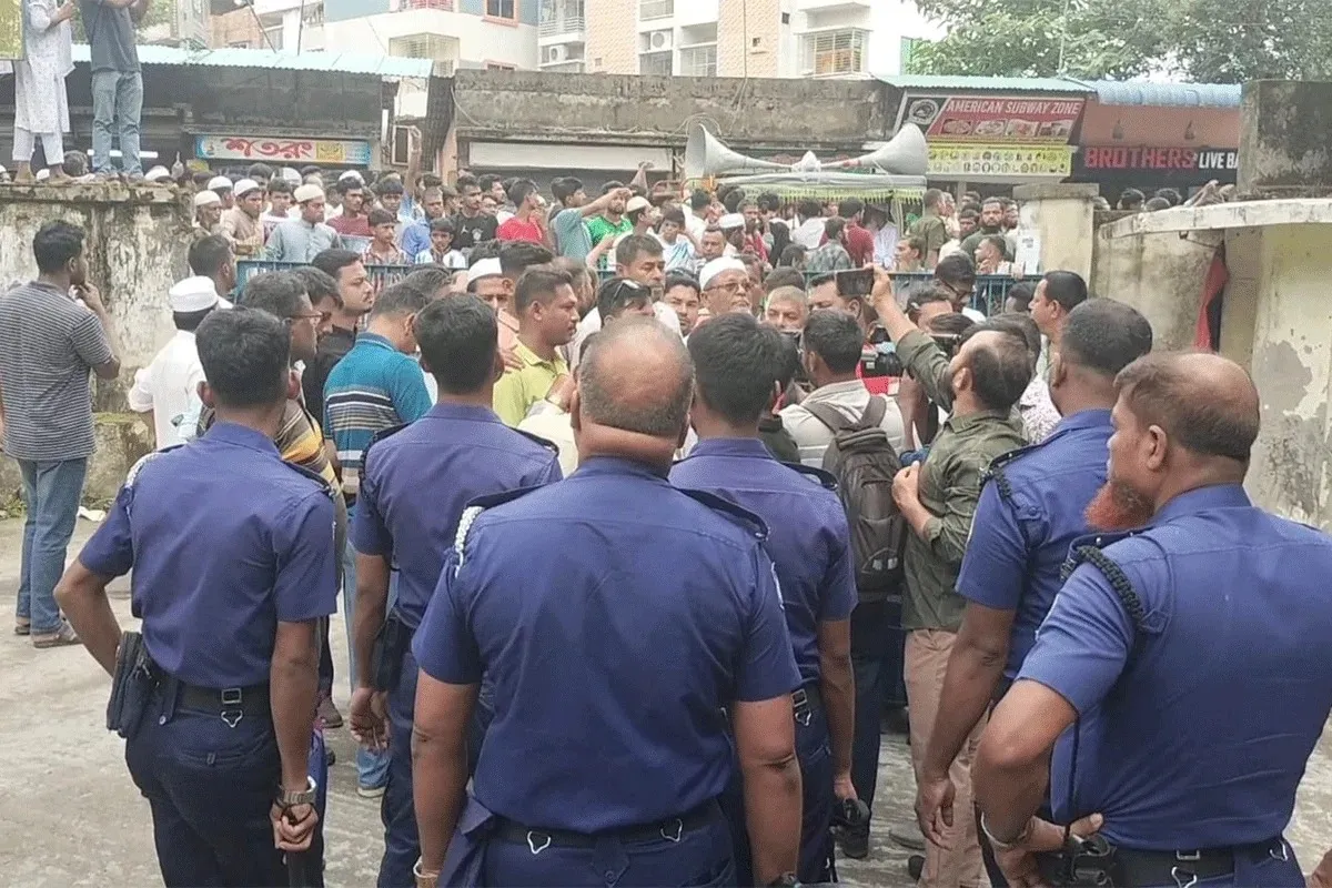 মেঘনার ভাঙন রোধের দাবিতে ভোলায় পানি উন্নয়ন বোর্ড কার্যালয় ঘেরাও