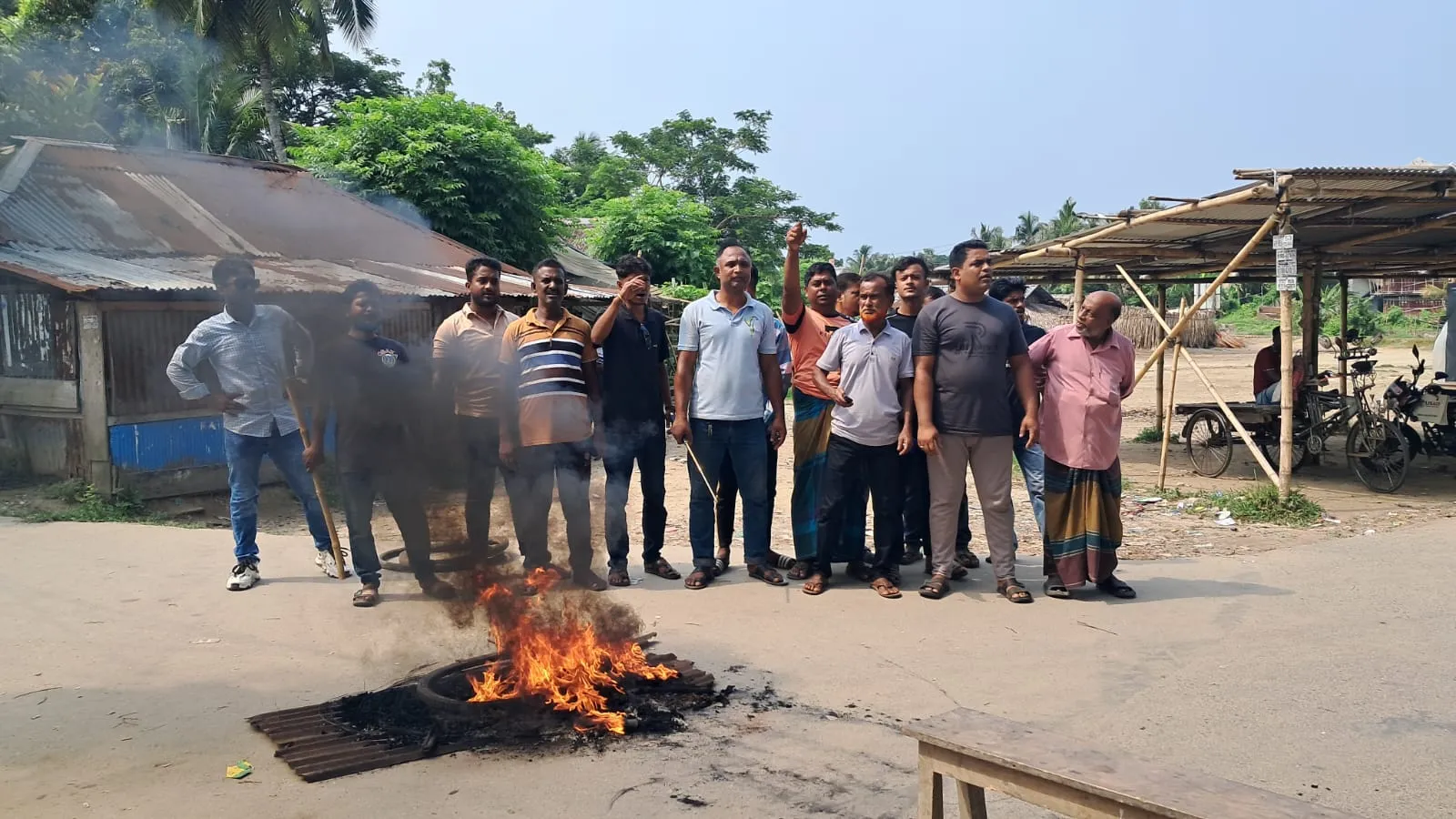 বাদল মোড়ল হত্যার বিচারের দাবিতে ষষ্ঠ দিনেও উত্তাল বাগেরহাট