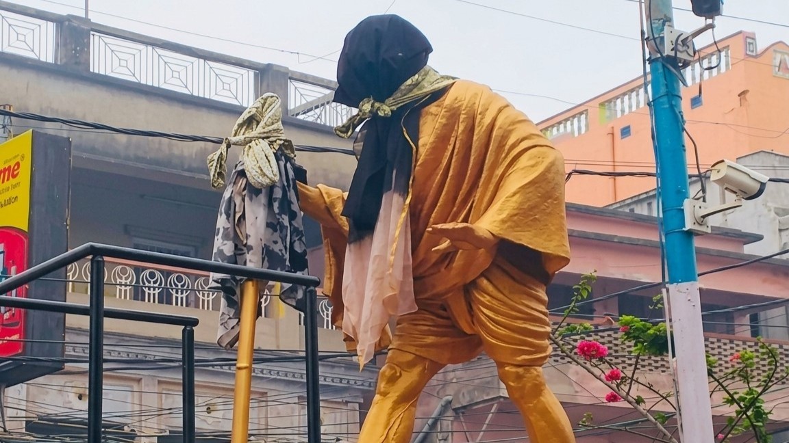 মহাত্মা গান্ধীর মূর্তির মুখে কালো কাপড়, উত্তপ্ত পশ্চিমবঙ্গ