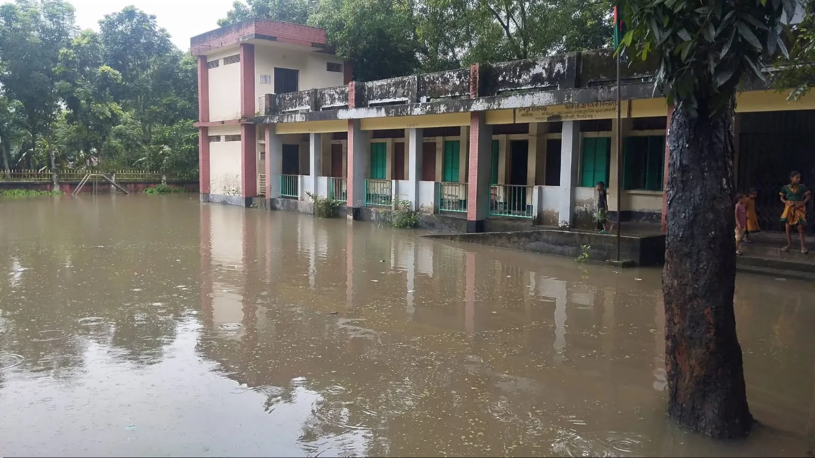জলাবদ্ধতায় বিপর্যস্ত চান্দপুর হাজীবাড়ি প্রাথমিক বিদ্যালয়: ৯ বছর ধরে নেই প্রধান শিক্ষক