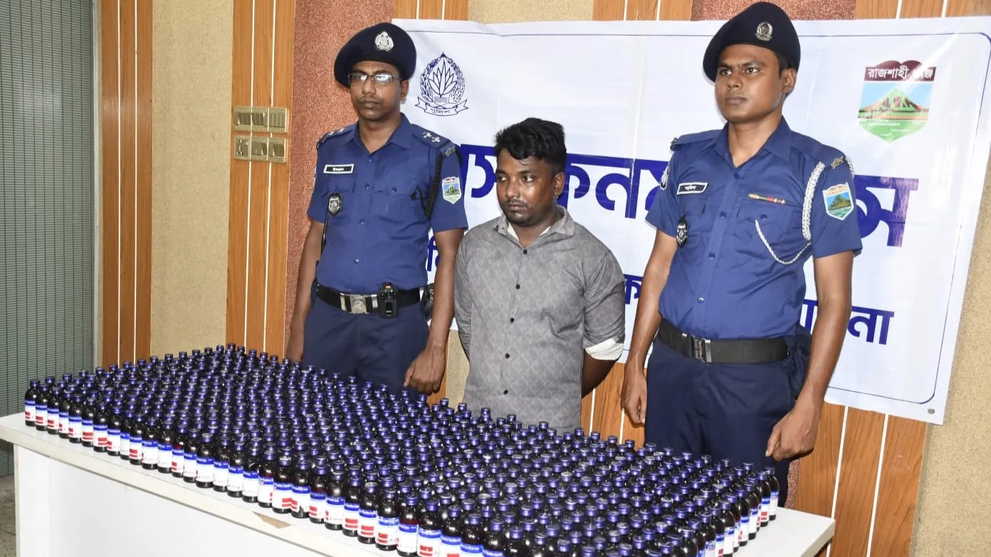 পাবনায় ৫০০ বোতল ফেনসিডিলসহ মাদক কারবারি আটক