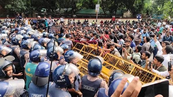 মন্ত্রীর পদত্যাগের দাবি বাদ, ছয় দফা দাবি নিয়ে সচিবালয়ে ৬ শিক্ষার্থী