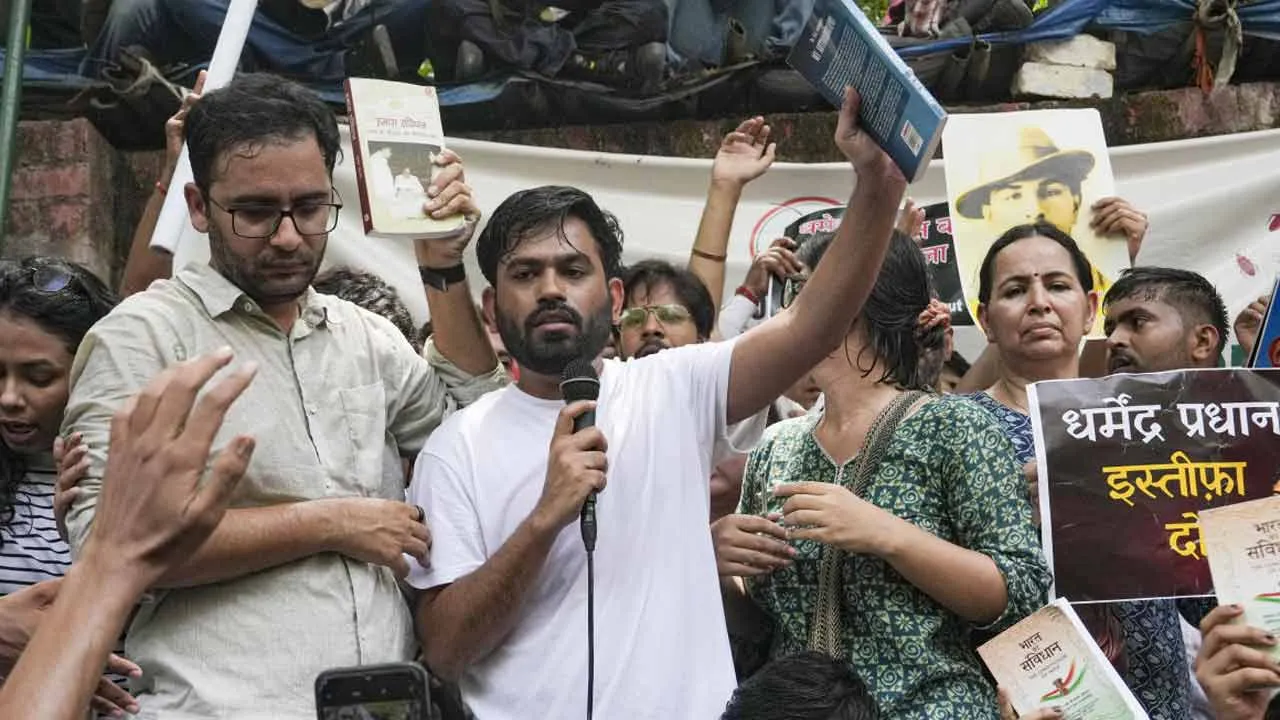 আরশোলারা ভয় পায় না, লড়াই চলবে: ককরোচপ্রধান