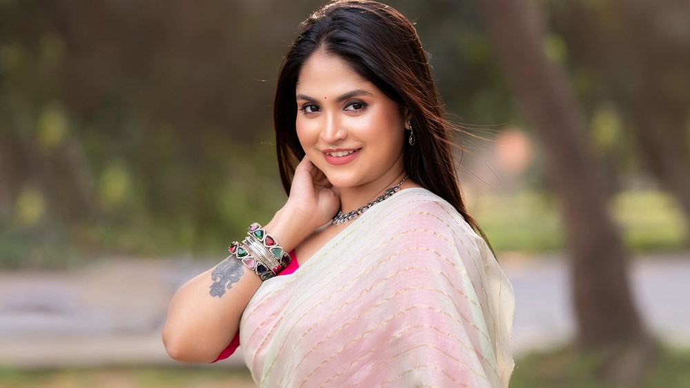 আমাকে রীতিমতো অন্তর্বাস খুলে দেখাতে হয়েছে