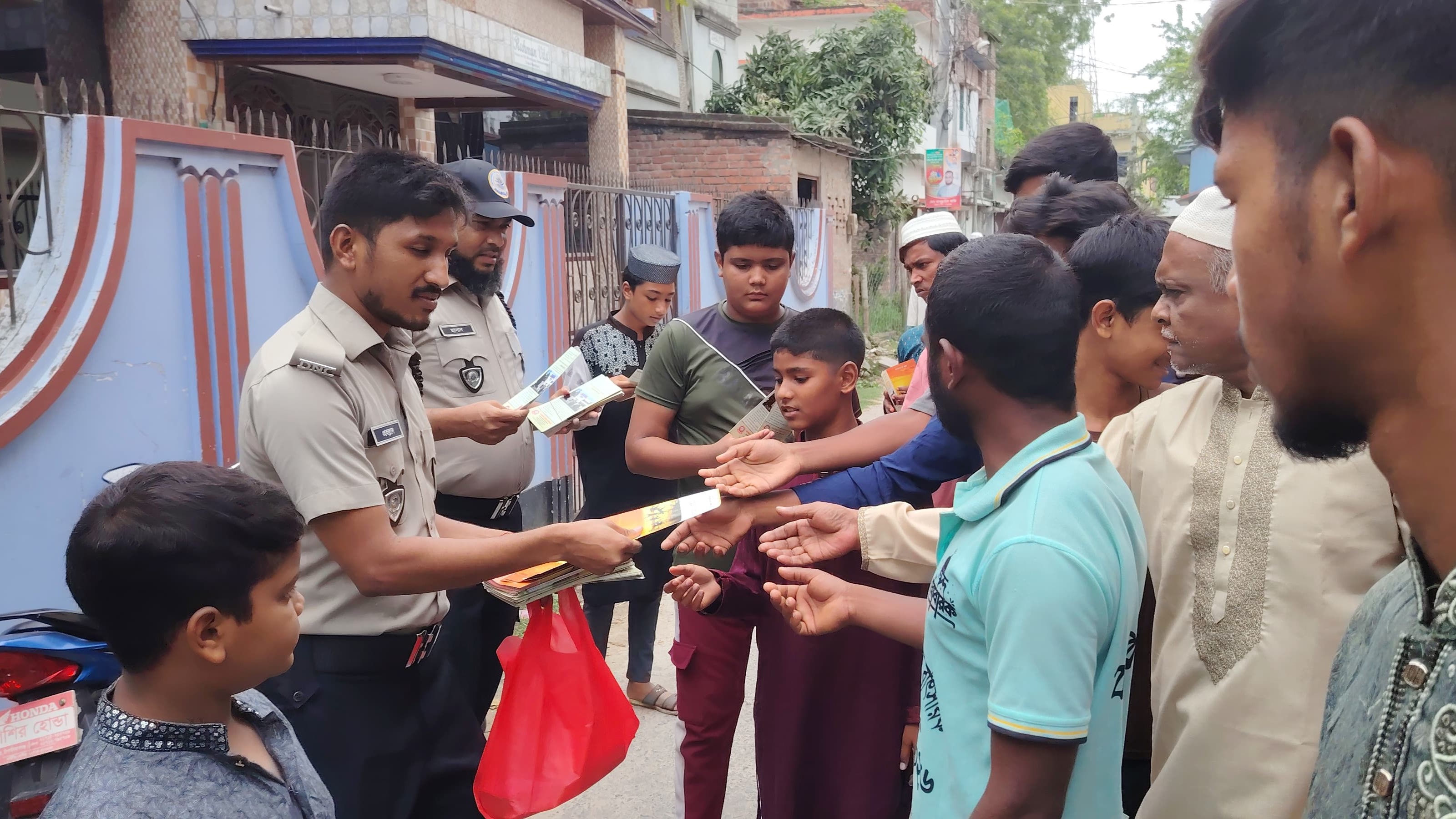 চাঁপাইনবাবগঞ্জে জুমার নামাজ শেষে মাদকবিরোধী লিফলেট বিতরণ
