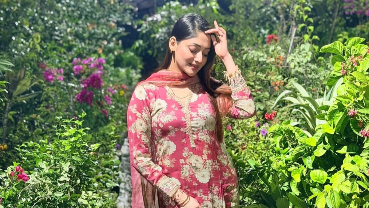 বাগানে ঘুরে বেড়াচ্ছে পুজা চেরী, সাথে কে!
