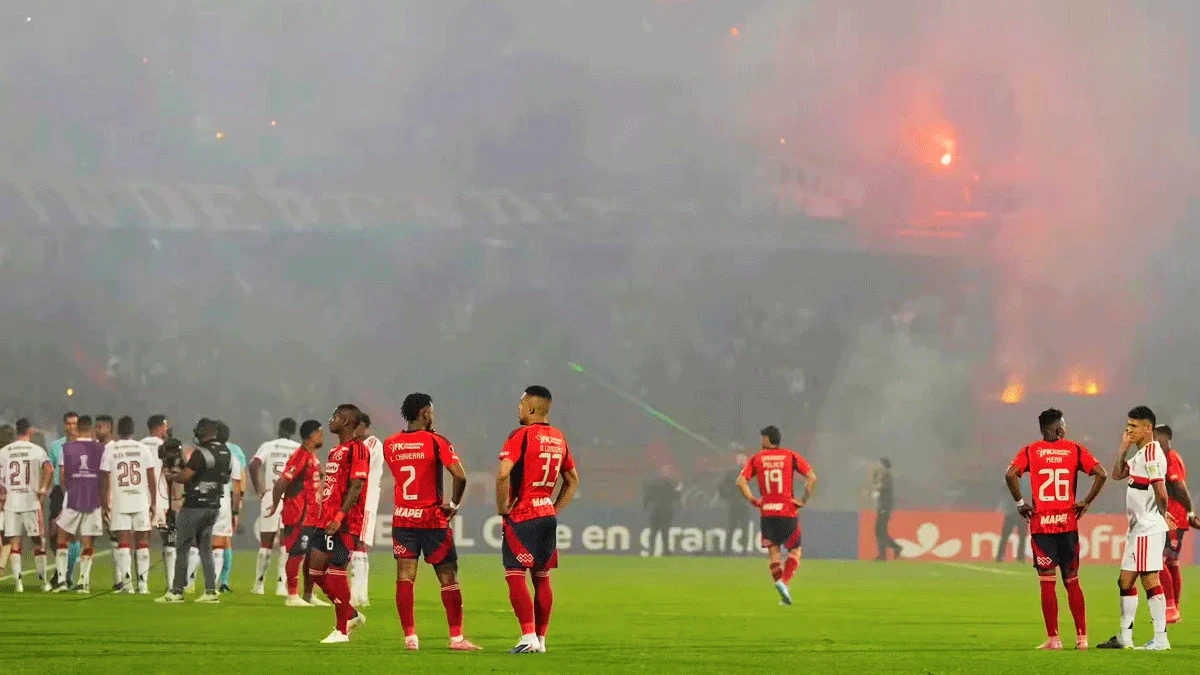 সমর্থকদের তাণ্ডবে পণ্ড ম্যাচ, বল গড়ানোর পূর্বে মাঠ ছাড়েন ফুটবলাররা