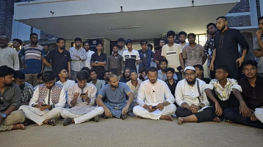 নাসীরুদ্দীন পাটওয়ারীর মামলা নিচ্ছে না পুলিশ, থানার সামনে অবস্থান 