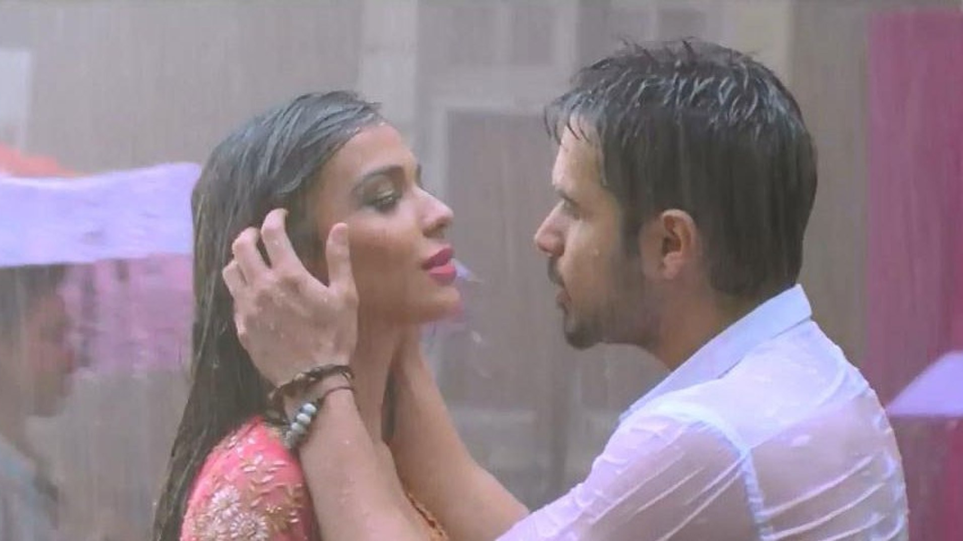 বৃষ্টির দিনে সঙ্গীকে সময় না দিলে সম্পর্কে যেসব জটিলতা হতে পারে