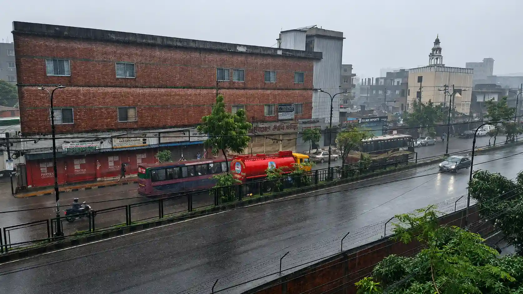 ঢাকাসহ দেশের ১৩ অঞ্চলে বজ্রসহ ঝড়-বৃষ্টির আভাস