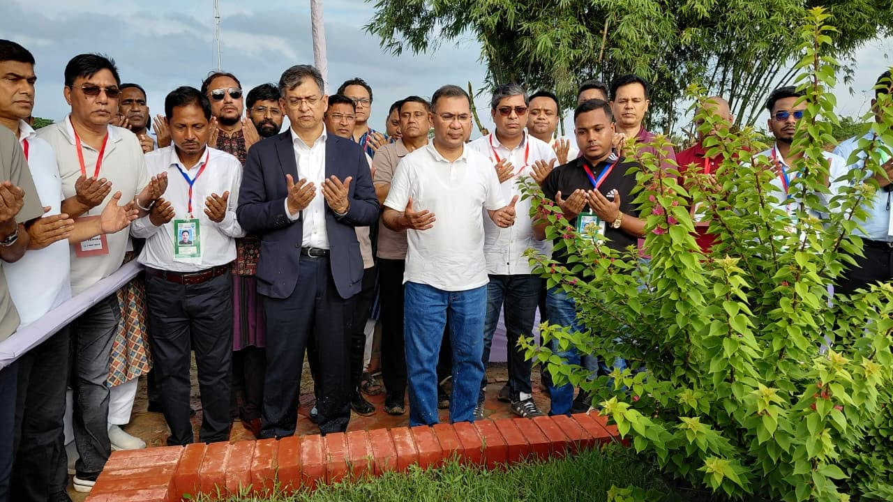 শহীদ ওয়াসিমের কবর জিয়ারত করলেন প্রধানমন্ত্রী তারেক রহমান