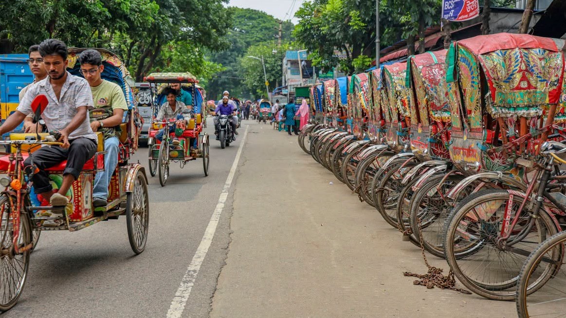 নগর ব্যবস্থাপনার দুর্বলতায় বেড়েছে অবৈধ অটো চার্জিং কেন্দ্র, নীরব প্রশাসন