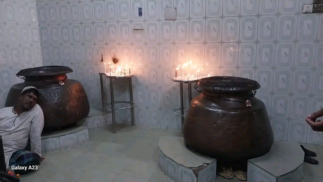 শাহজালাল (রহ.) মাজারে প্রশাসনের দানবাক্স স্থাপন, ডেগ সিলগালা; ক্ষোভ ভক্তদের