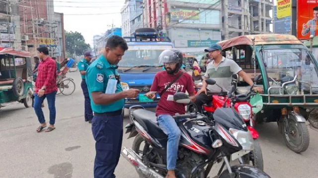 রাজধানীতে ট্রাফিক আইন লঙ্ঘনে ২ হাজার ১৬৭ মামলা, ডাম্পিং ৩৭৬ যানবাহন