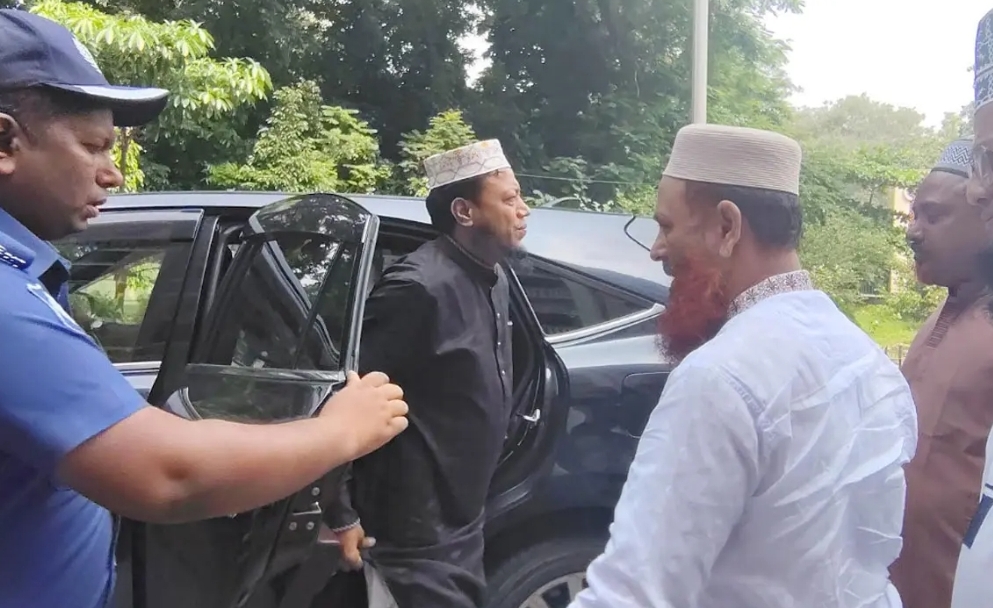 সিরাজগঞ্জে দুই মানহানি মামলায় জামিন পেলেন এমপি মুফতি আমির হামজা