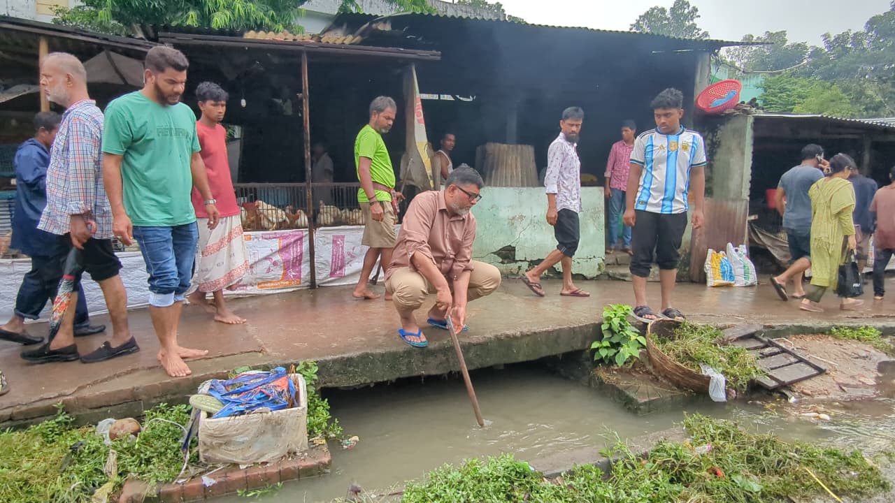 ময়মনসিংহে ভারী বর্ষণে জলাবদ্ধতা, দুর্ভোগে নগরবাসী