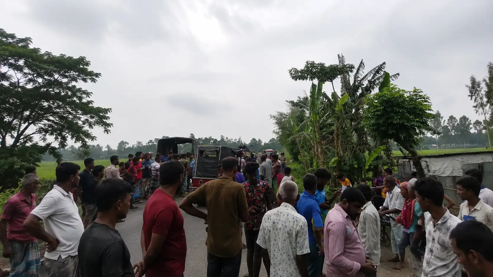রাজারহাটে পিক-আপের ধাক্কায় বাবা-ছেলের মৃত্যু।