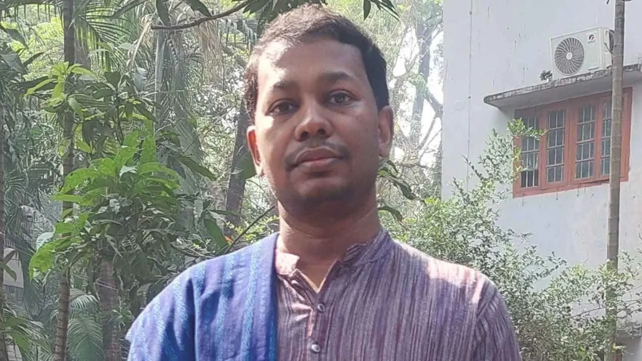 গান গেয়ে আলোচনায় আসা ঢাবি শিক্ষকে অব্যাহতি