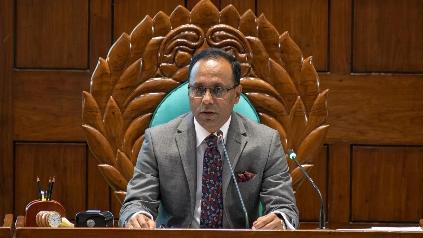 ‘উপঢৌকন’ পেয়ে দুই মন্ত্রীর কথা বলার সময় বাড়ালেন ডেপুটি স্পিকার