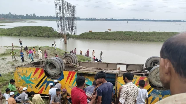 ব্রাহ্মণবাড়িয়ায় বাস খাদে পড়ে নিহত ৪