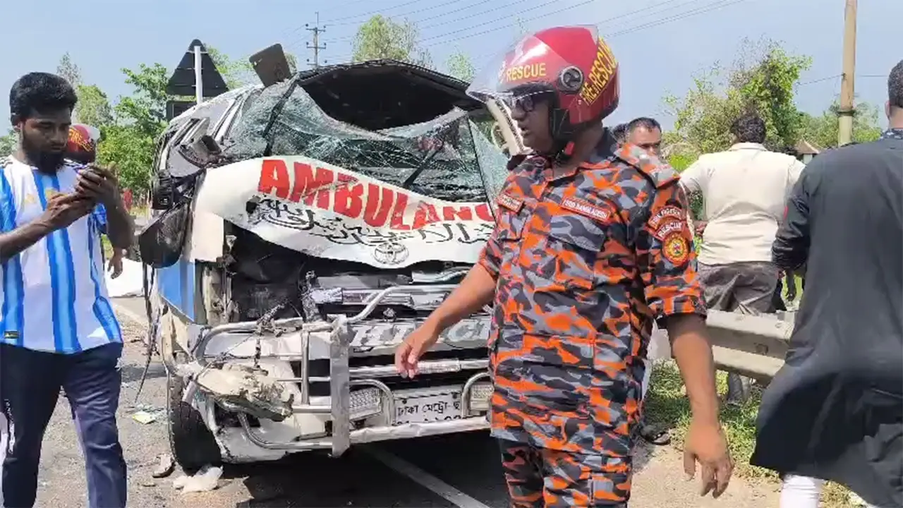 লাশ নিয়ে ফেরার পথে দুমড়েমুচড়ে গেল অ্যাম্বুলেন্স