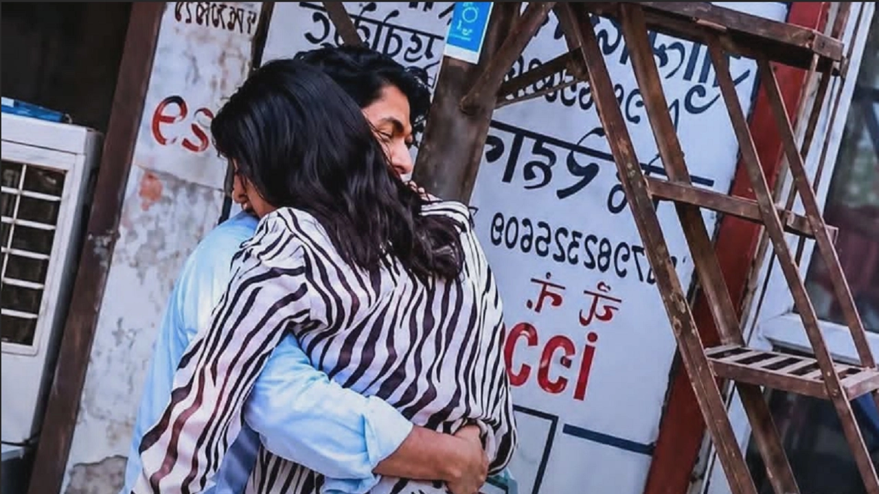 আদালতেই ডিভোর্সের কাগজ ছিঁড়ে স্বামীকে জড়িয়ে ধরলেন স্ত্রী