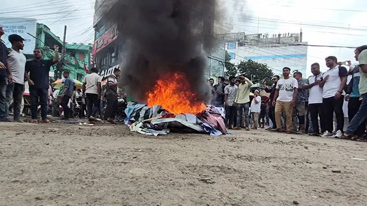 বগুড়ায় এনসিপি নেতাদের ব্যানার পুড়িয়ে ছাত্রদলের বিক্ষোভ
