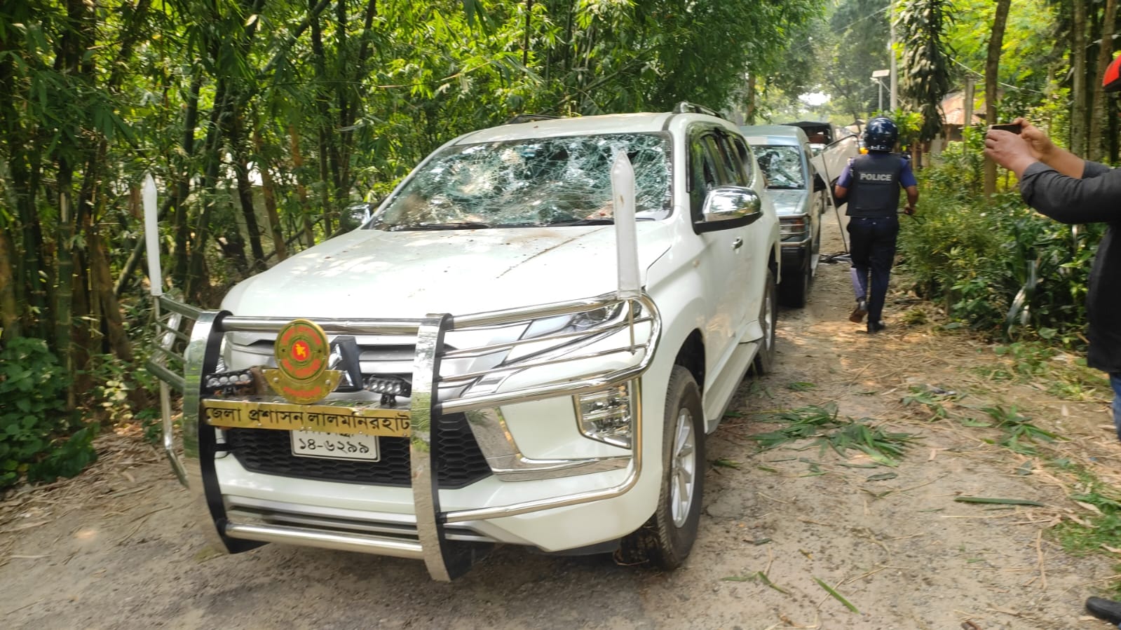 পুলিশের গাড়িবহরে হামলা, ডিসি-এসপির গাড়ি ভাঙচুর, ওসিসহ আহত ৩০
