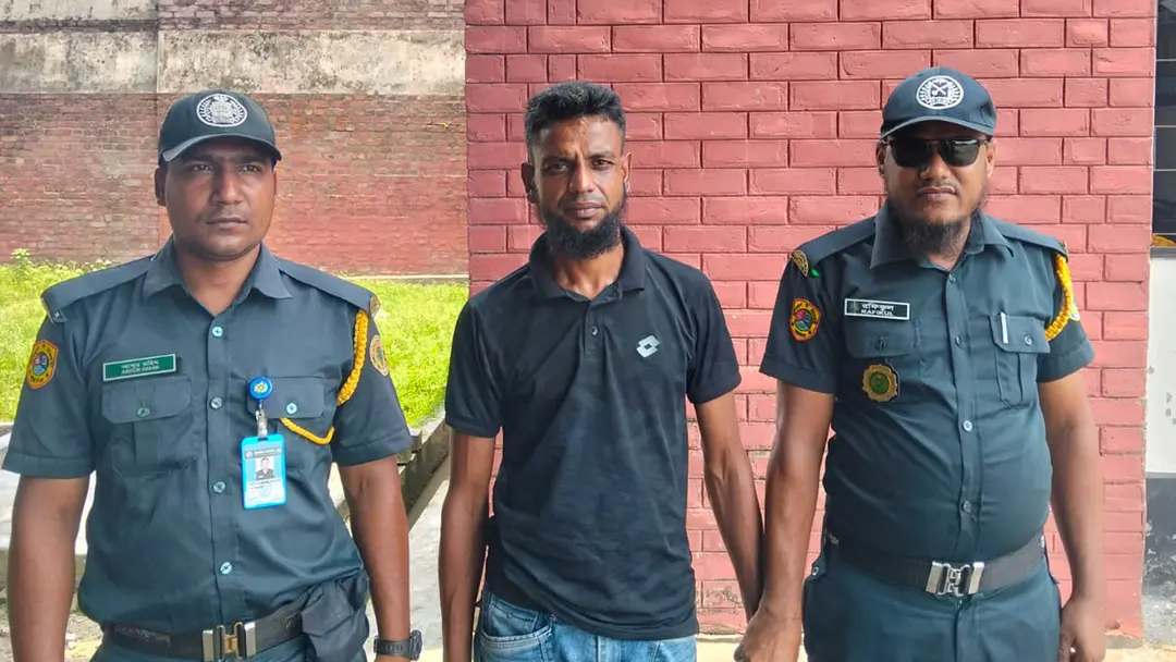 মাগুরায় কারাবন্দি স্ত্রীকে দেখতে গিয়ে গাঁজাসহ আটক স্বামী