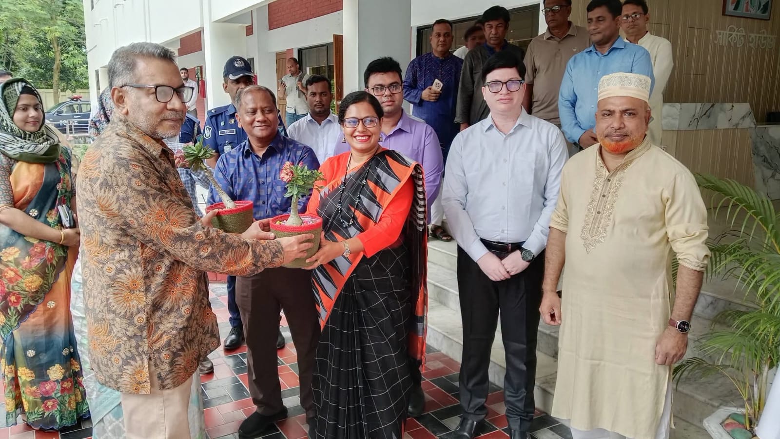 রাজবাড়ীতে রেলওয়ের ঐতিহাসিক স্থাপনা ও উন্নয়ন প্রকল্প এলাকা পরিদর্শনে রেলপথ সচিব