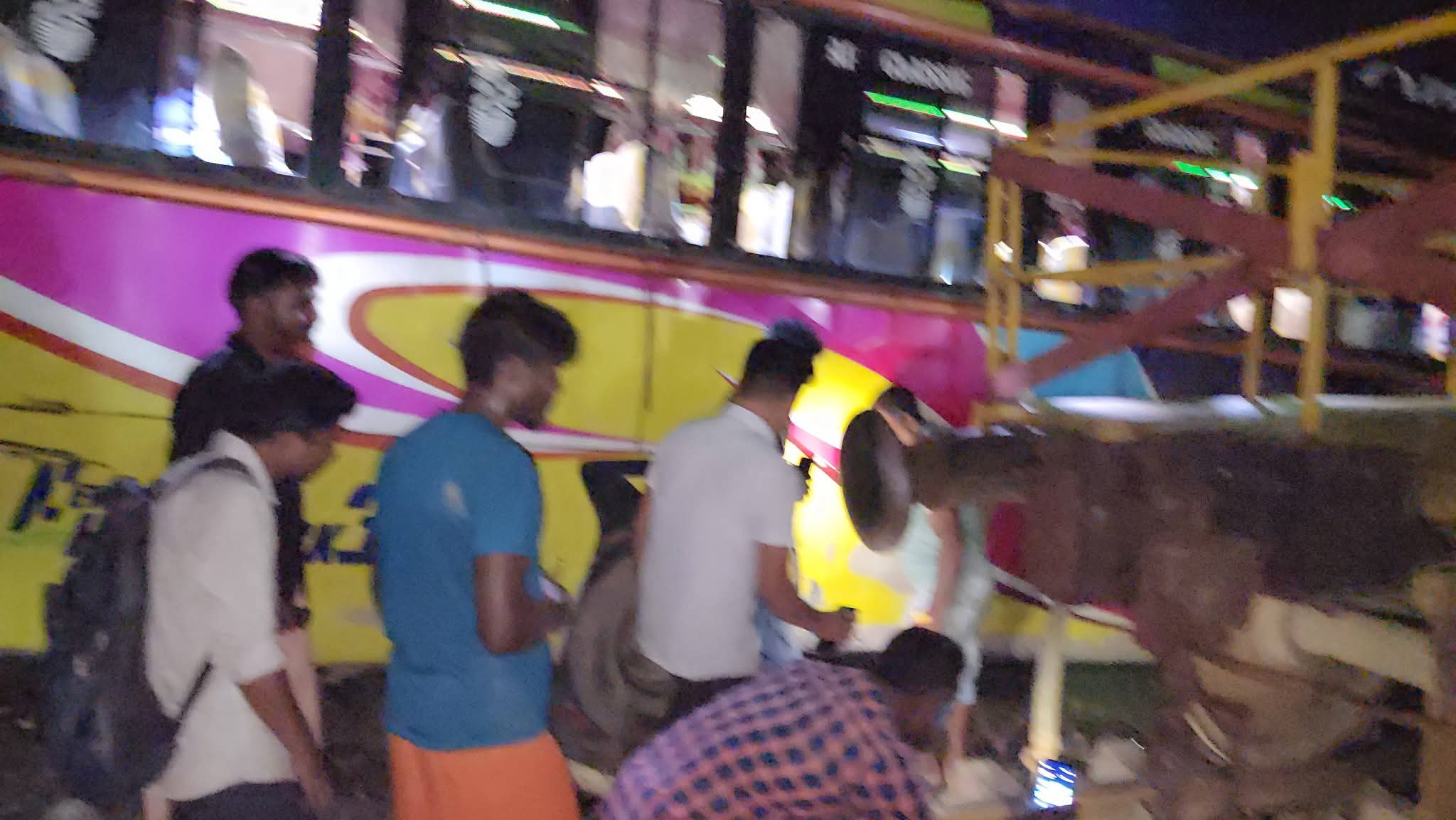 রাজবাড়ীতে ট্রেনের ধাক্কায় ত্রিমুখী সংঘর্ষে নিহত ২ ও আহত ২৫