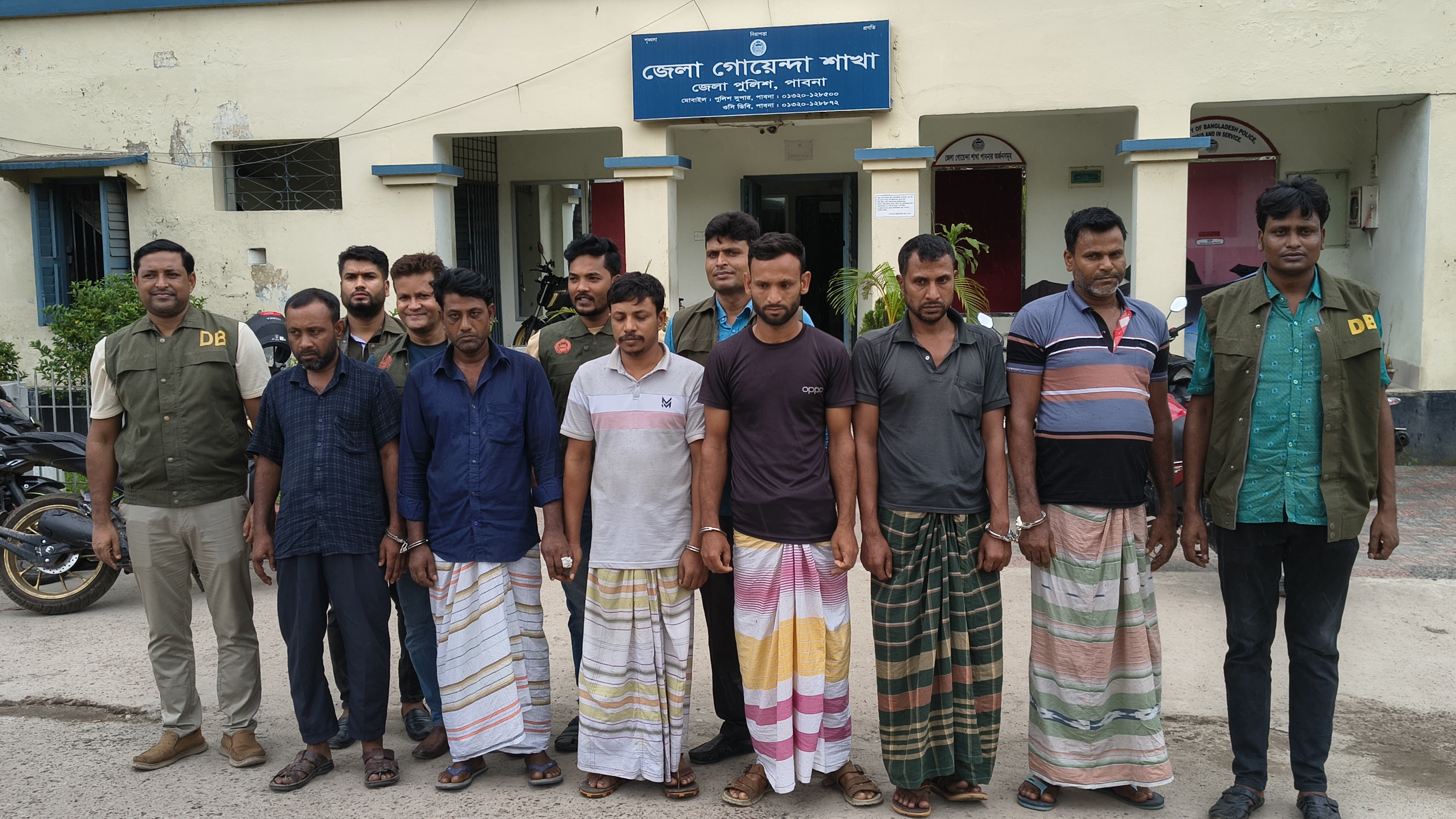 পাবনায় ট্রান্সফরমার চোরচক্রের ৬ সদস্য গ্রেপ্তার